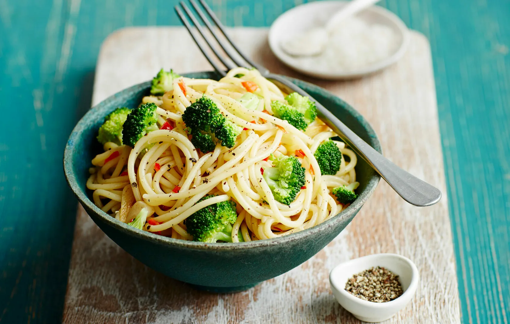 Спагетти с курицей и брокколи в красном вине рецепт шаг 6
