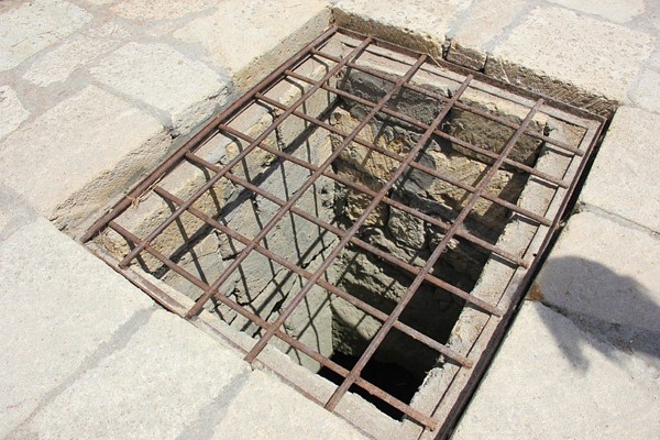 Подземный зиндан в Дербенте