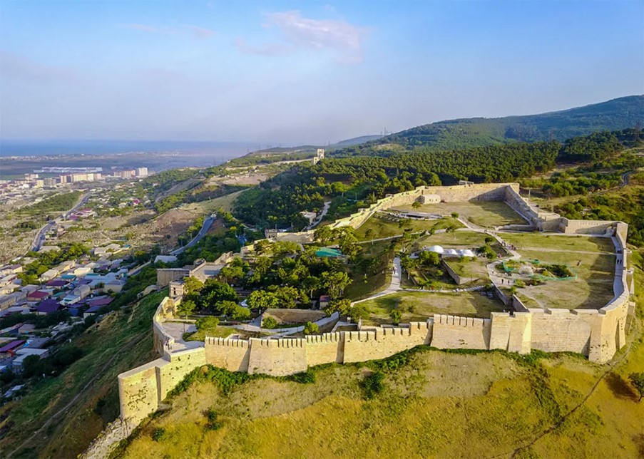 Крепость Нарын-кала с высоты