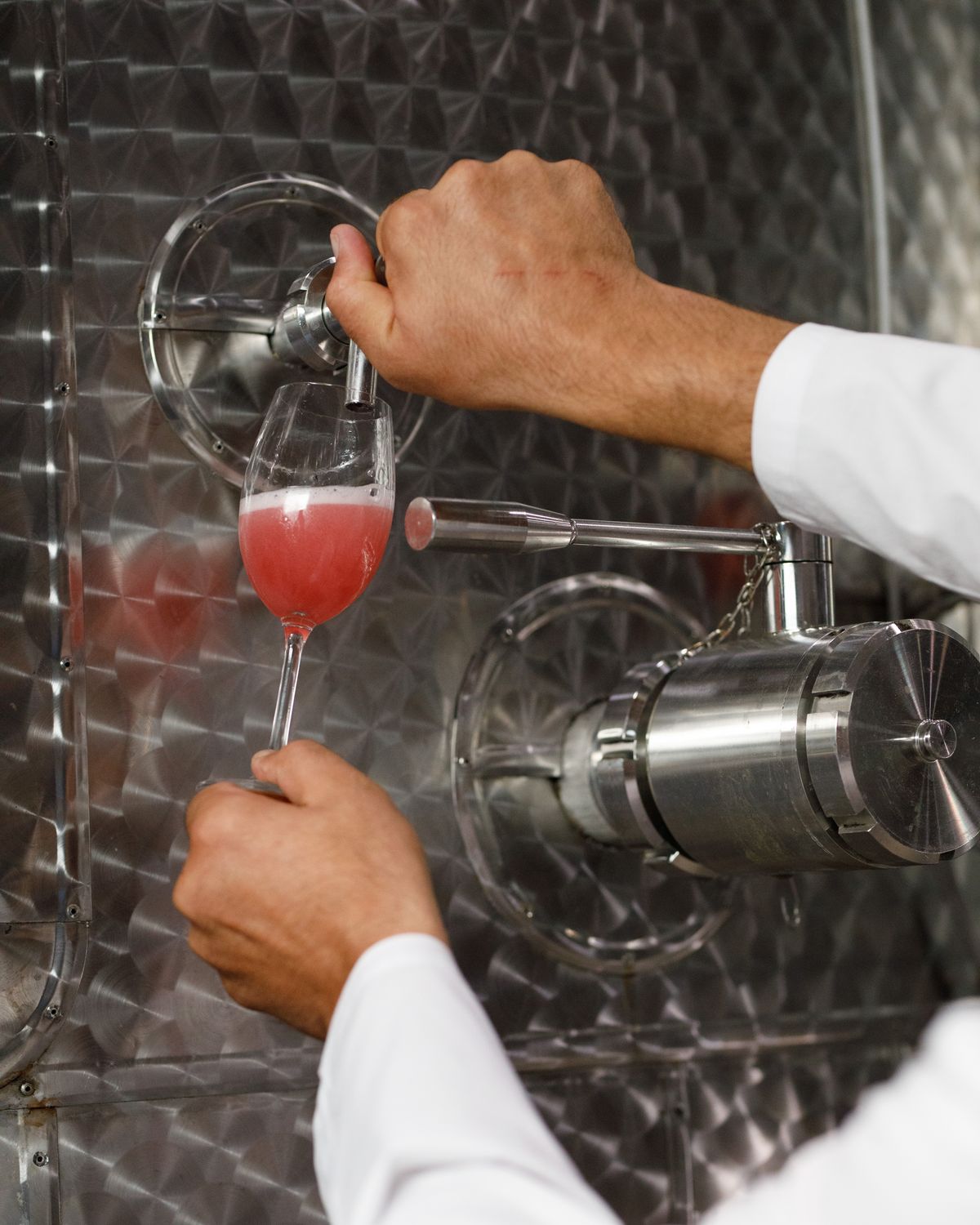 Как подавать розовое вино